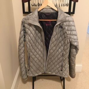 North face gray puffer jacket